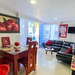 Moderno hospedaje privado con piscina